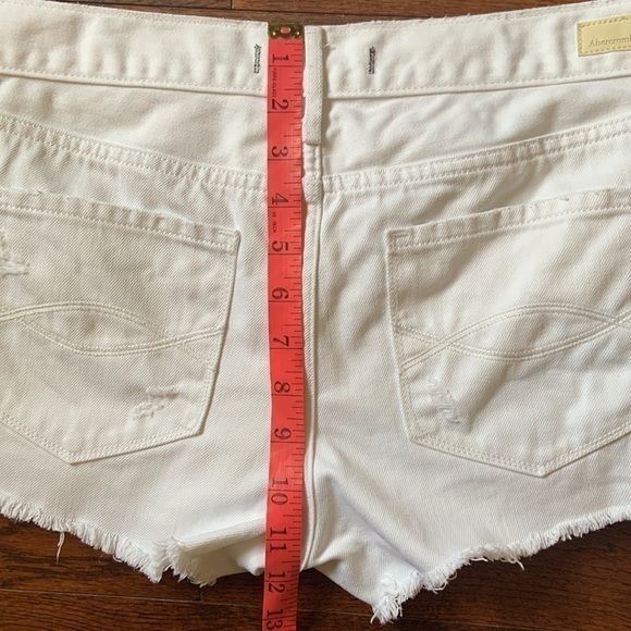 ABERCROMBIE & Fitch Size 28 Womens White Jean Distressed Shorts Cutoff - Picture 6 of 9